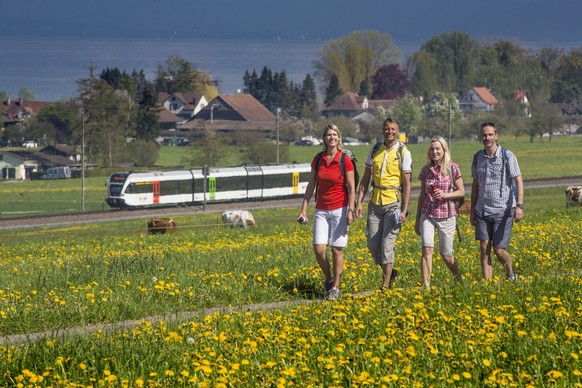 Genusswanderer bei Güttingen am Bodensee.