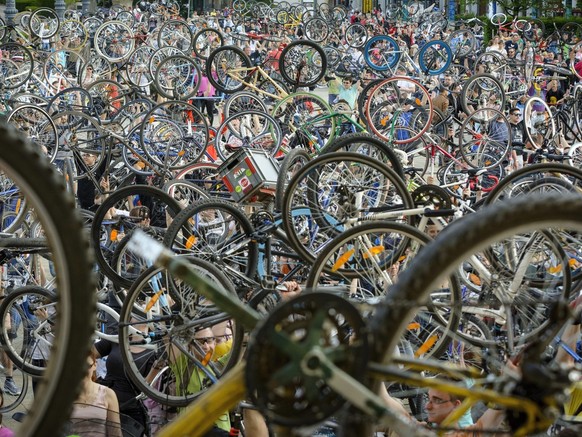 epa04720581 Cyclists lift their bikes during the &#039;Critical Mass&#039; bicyclists&#039; gathering in Debrecen, 226 kms east of Budapest, Hungary, 25 April 2015. Hungary saw cyclist gatherings with ...