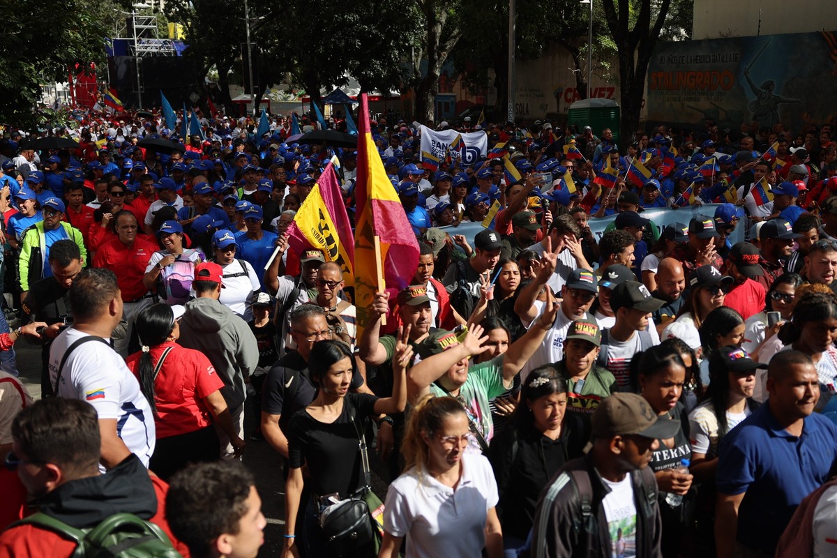 epa12691764 People attend a demonstration in defense of the oil industry and to demand the release of Venezuelan President Nicolas Maduro and his wife, Cilia Flores, in Caracas, Venezuela, 29 January  ...