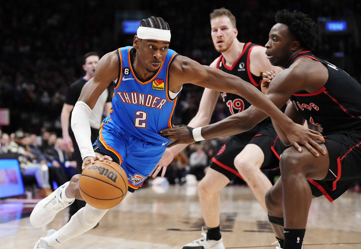 March 16, 2023, Toronto, ON, Canada: Oklahoma City Thunder guard Shai Gilgeous-Alexander 2 drives at Toronto Raptors forward O.G. Anunoby 3 during second half NBA, Basketball Herren, USA basketball ac ...