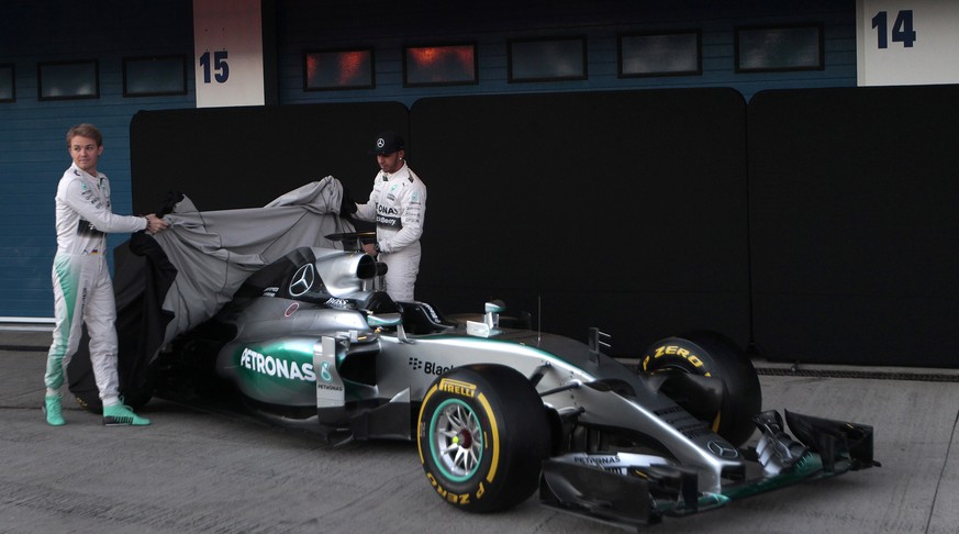 Rosberg und Hamilton (rechts) enthüllen den neuen Mercedes. Die beiden sind die Topfavoriten auf den WM-Titel.