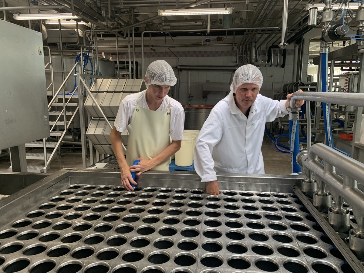 Florian Spielhofer et Noah, apprenti fromager de troisième année, devant les moules des têtes de moine.
