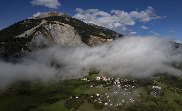 KEYPIX - Das Dorf Brienz/Brinzauls, aufgenommen am Dienstag, 23. September 2025. Das Dorf Brienz ist seit Monaten von einem Bergsturz bedroht. Die Bewohner sind daher evakuiert. Bis Ende September koe ...