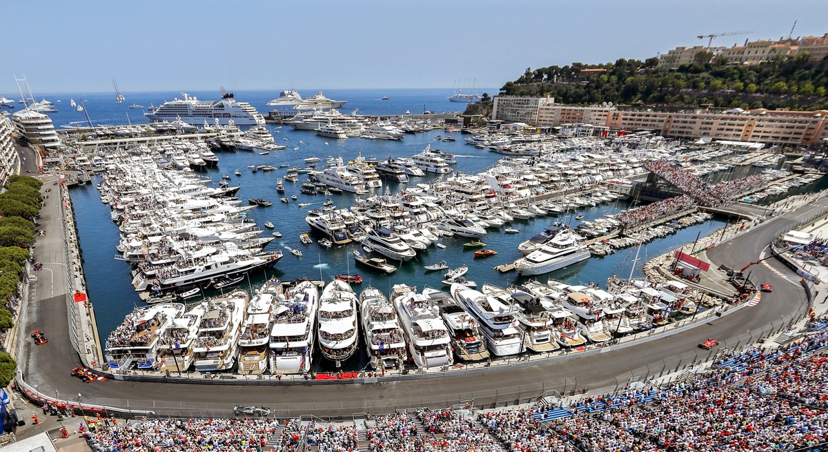 epa05995214 Formula One cars in action in front of the harbor during the 2017 Formula One Grand Prix of Monaco at the Monte Carlo circuit in Monaco, 28 May 2017. EPA/VALDRIN XHEMAJ