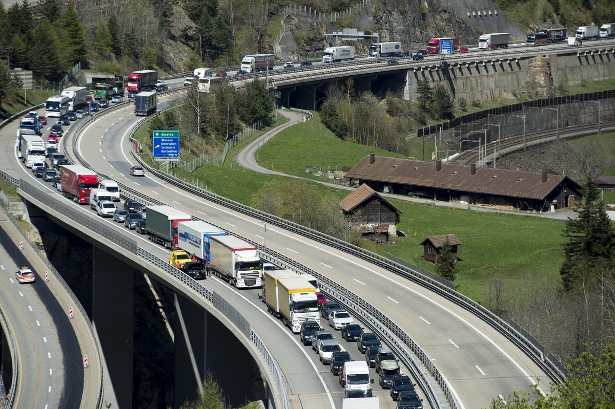Bei Wasen staut sich der Osterverkehr auf der Gotthardautobahn A 2 am Donnerstag, 17. April 2014, am Nachmittag auf mehrere Kilometer. (KEYSTONE/Sigi Tischler)