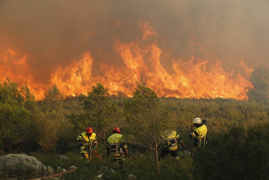 epa05526079 Firemen fight a forest fire in La Gineste, between Cassis and Marseille, France, 05 September 2016. About 300 firemen are working to extinguish the fire. EPA/FREDERIC SPEICH FRANCE OUT / B ...