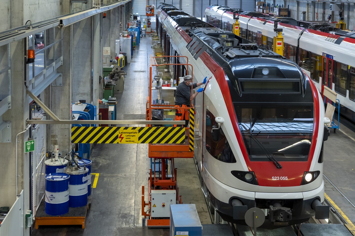Zuege stehen in der SBB-Serviceanlage im Wolf in Basel, am Dienstag, 30. November 2021.(KEYSTONE/Georgios Kefalas)