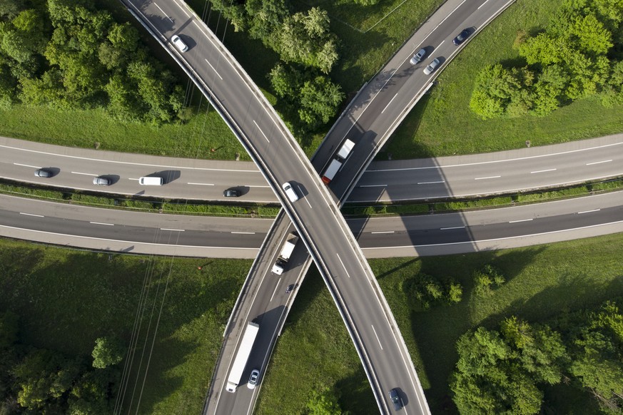 BILDPAKET -- ZUM JAHRESRUECKBLICK 2018 FEATURE, STELLEN WIR IHNEN HEUTE FOLGENDES BILDMATERIAL ZUR VERFUEGUNG -- Plusieurs voitures et camions roulent sur l&#039;echangeur autoroutier d&#039;Ecublens- ...