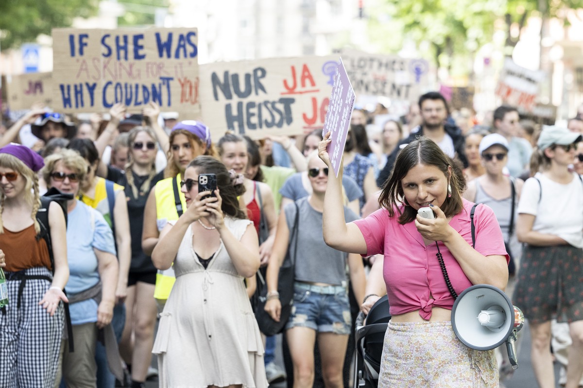 Frauen fordern an einer Demonstration "Nur ja heisst ja" die Ueberarbeitung des Sexualstrafrechts Art. 190 in den Strassen von Zuerich, aufgenommen am Samstag, 21. Mai 2022. (KEYSTONE / Enni ...