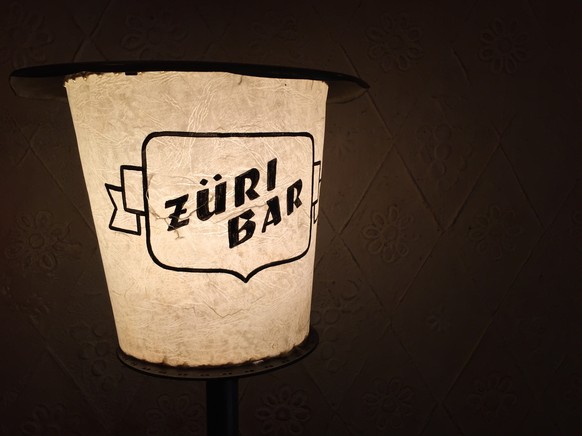 Die Züri-Bar-Lampe ist ein begehrtes Objekt. Wer wird sie wohl bekommen?