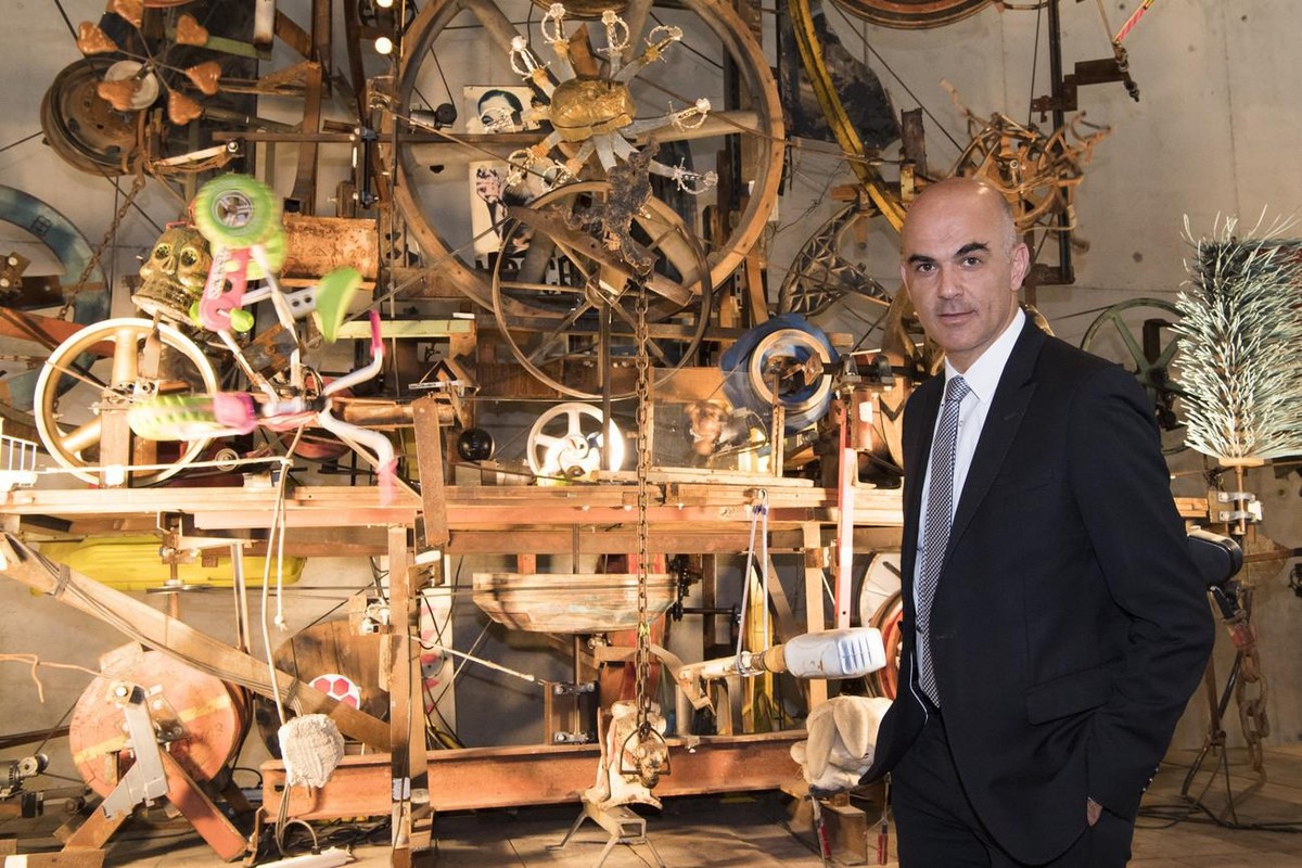 Le ministre posant devant «Le Retable de l'Abondance et du Mercantilisme totalitaire» de Jean-Tinguely.