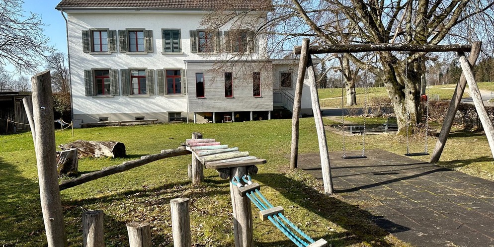 Die Gemeinde Seegräben im Zürcher Oberland hat einem langjährigen Mieter gekündigt. Dieser muss aus seiner Wohnung raus, damit eine Flüchtlingsfamilie dort einziehen kann. Für den Mieter ein riesiger  ...