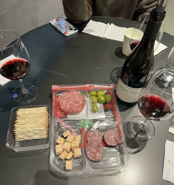 WE WANT PLATES
https://www.reddit.com/r/WeWantPlates/comments/1asse56/paid_26_for_this_charcuterie_board_i_literally/