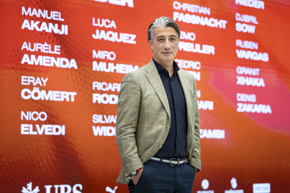 KEYPIX - Trainer Murat Yakin posiert fuer ein Portrait vor der Videowand mit der Spielerliste an der WM-Kaderbekanntgabe fuer die Fussball Weltmeisterschaft 2026 in Kanada, Amerika und Mexiko am Mittw ...