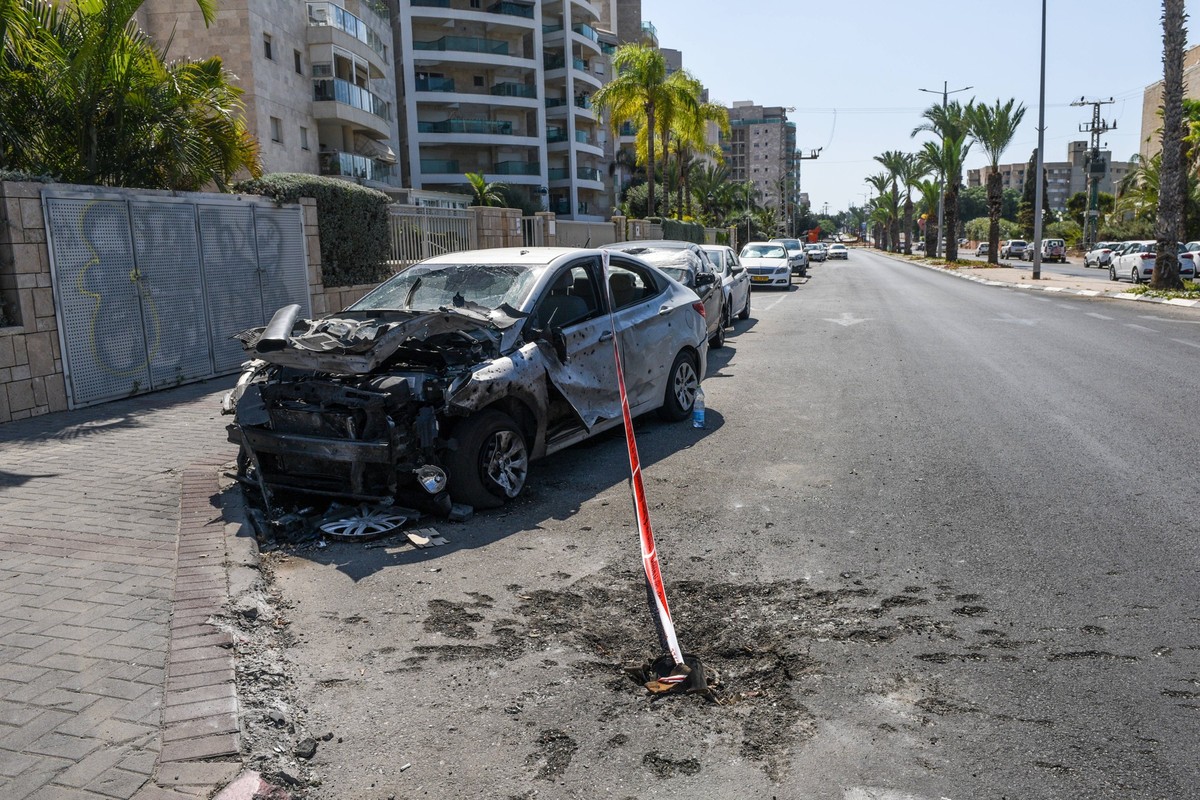 Israel: Damage from strikes on Israel ISRAEL - OCTOBER 12, 2023: A car damaged by a Palestinian strike stands on one the streets in Ashkelon, 60km west of Jerusalem. Ivan Batyrev/TASS/Sipa USA Israel  ...