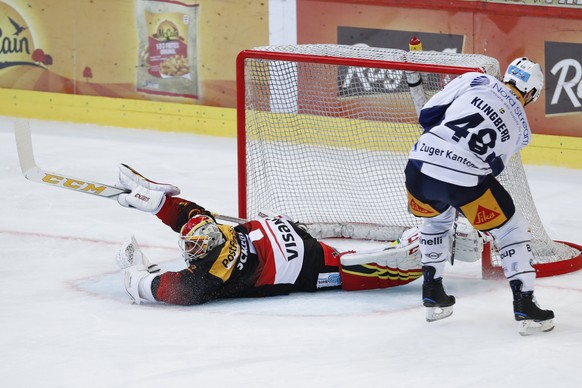 Zugs Carl Klingberg erzielt das Tor zum 3-1 gegen Berns Torhueter Niklas Schlegel, im Eishockey Meisterschaftsspiel der National League zwischen dem SC Bern und dem EV Zug, am Samstag, 2. November 201 ...