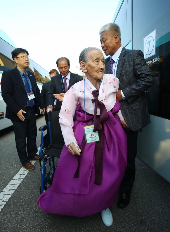 Die 97-jährige Kwon Oh-hee ist die Älteste unter den Reisenden, die ihre Verwandten in Nordkorea besuchen darf. Sie besucht ihren Sohn, von dem sie im Korea-Krieg zwischen 1950 und 1953 getrennt wurde ...