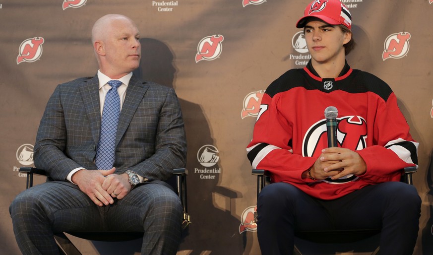 New Jersey Devils&#039; Nico Hischier, right, and head coach John Hynes participate in a news conference in Newark, N.J., Monday, June 26, 2017. The 18-year-old center was the first Swiss-born player  ...