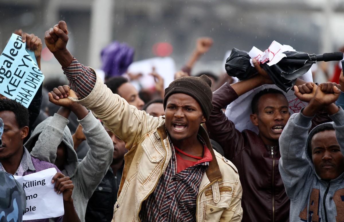 Protesters chant slogans during a demonstration over what they say is unfair distribution of wealth in the country at Meskel Square in Ethiopia's capital Addis Ababa, August 6, 2016. REUTERS/Tiks ...
