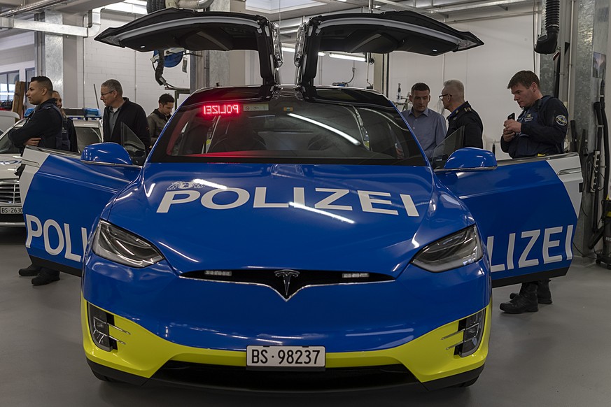 Ein Tesla X 100D, Bestandteil der erneuerten Flotte der Alarmpikett-Fahrzeuge der Kantonspolizei Basel-Stadt, fotografiert in Basel am Donnerstag, 6. Dezember 2018. (KEYSTONE/Georgios Kefalas)