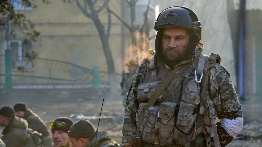 DPR LPR Russia Ukraine Military Operation 8162001 07.04.2022 Servicemen of the DPR People s Militia are seen in the Levoberezhny district of Mariupol, Donetsk People s Republic. Mihail Andronik / Sput ...