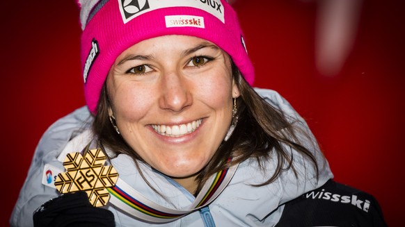 epa07353455 First placed Wendy Holdener of Switzerland poses with her gold medal during the medal ceremony for the women&#039;s Alpine Combined race at the FIS Alpine Skiing World Championships in Are ...