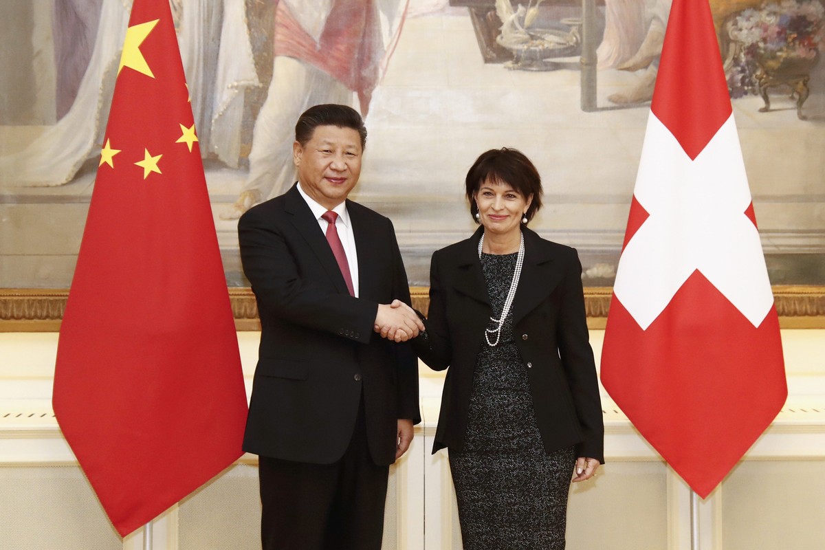 Swiss Federal President Doris Leuthard and China's President Xi Jinping shake hands prior to the official talks in Bern, Switzerland January 16, 2017 REUTERS/POOL/Peter Klaunzer
