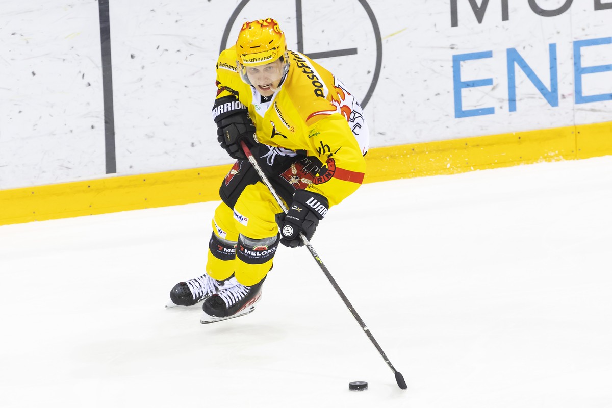 PostFinance Top Scorer Bern's forward Dominik Kahun, of German, controls the puck, during a National League regular season game of the Swiss Championship between Geneve-Servette HC and SC Bern, a ...