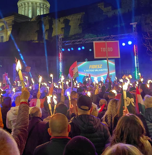 Am Fusse der Basilika von Esztergom: Orban bei seinem Wahlkampfauftritt (25. März 2026)