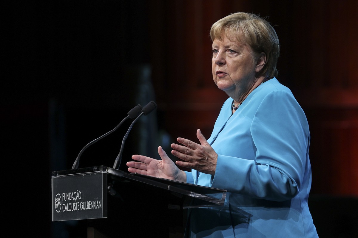 epa12227959 Former Germany Chancellor and President of the Jury of the Gulbenkian Prize for Humanity Angela Merkel (R) speaks at the award ceremony for the 2025 Gulbenkian Prize for Humanity in Lisbon ...