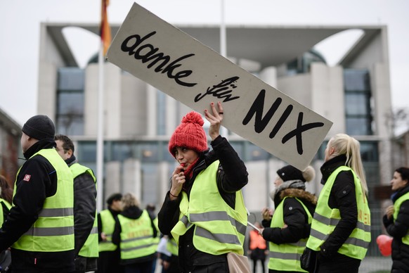 epa06343999 A protestor on a demonstration for the staff of the former German airline Air Berlin blows a whistle and holds a cardboard reading &#039;thank you, for nothing&#039; in front of the chance ...