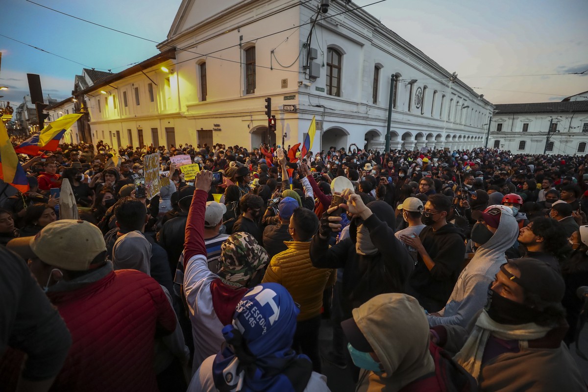 epa10017400 People protest against the Government of Guillermo Lasso, during protests against the Government of Guillermo Lasso, in Quito, Ecuador, 16 June 2022. Ecuadorian citizens, students, trade u ...