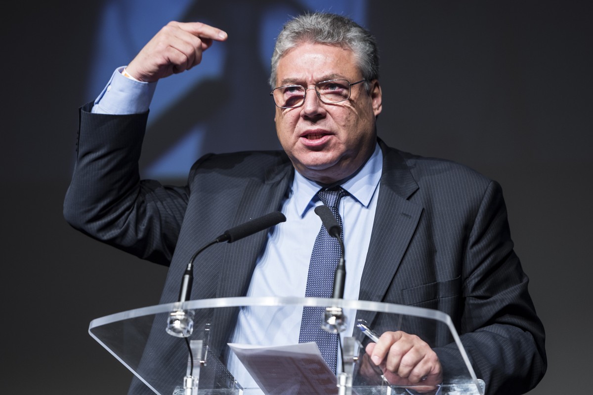 Filippo Lombardi, Praesident CVP-Fraktion und Staenderat CVP-TI, haelt eine Rede zur Parole "Referendum gegen den Bau einer zweiten Strassenroehre am Gotthard" waehrend der Delegiertenversam ...