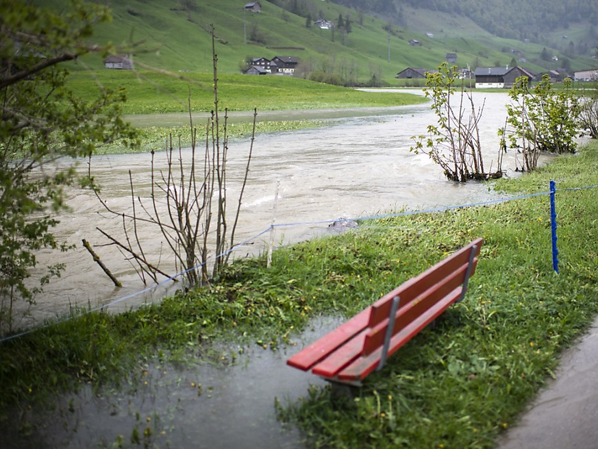 Nasse Füsse für Spaziergänger in Alt St. Johann SG: Die Thur führt Hochwasser und ist am Dienstag stellenweise über die Ufer getreten.