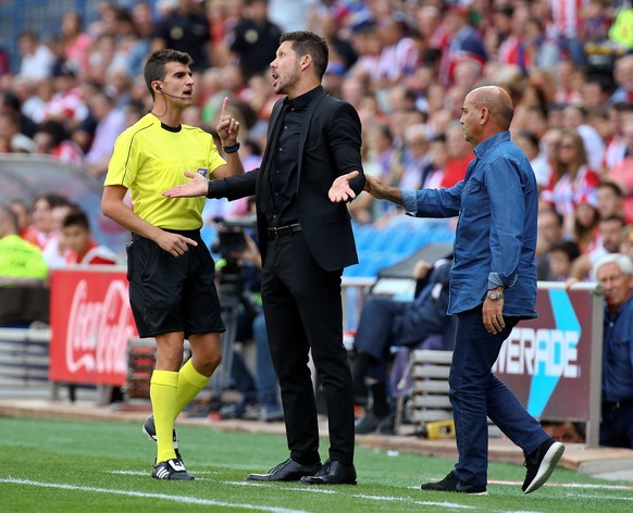 Football Soccer - Spanish Liga Santander - Atletico Madrid v Deportivo Coruna- Vicente Calderon stadium, Madrid, Spain 25/09/16. Atletico Madrid&#039;s coach Diego Simeone (C) reacts. REUTERS/Andrea C ...