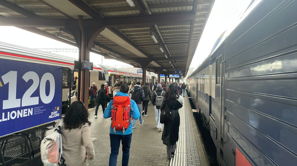 Gestrandete Passagiere in Brugg warten auf den Zug zurück nach Aarau.