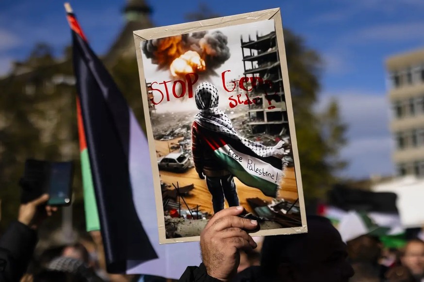 Demonstranten halten palästinensische Fahnen und Plakate während einer Kundgebung in Zürich hoch.