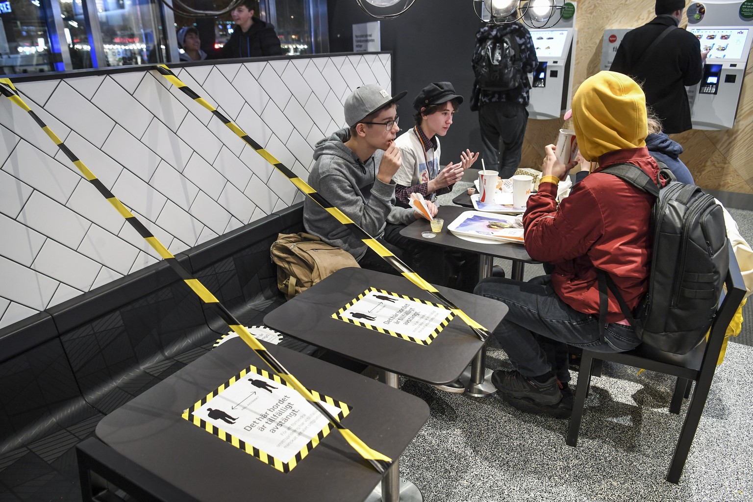 epa08816082 Customers enjoy their meal at a fast food restaurant in Stockholm, Sweden, amid the continous spread of the corona (Covid-19) pandemic. EPA/Fredrik Sandberg/TT SWEDEN OUT