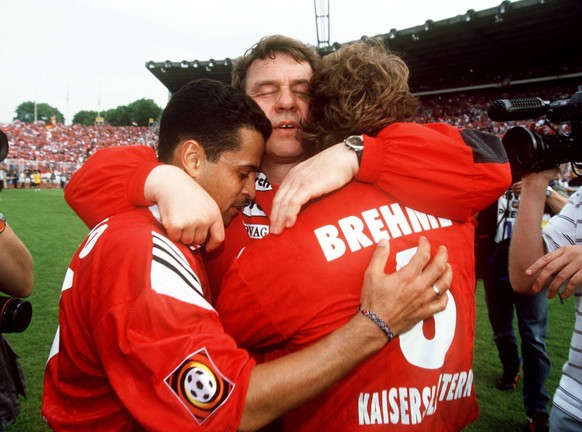 Geschafft - Trainer Otto Rehhagel Mitte, Andreas Brehme re. und Ratinho alle Lautern liegen sich nach dem Titelgewinn in den Armen