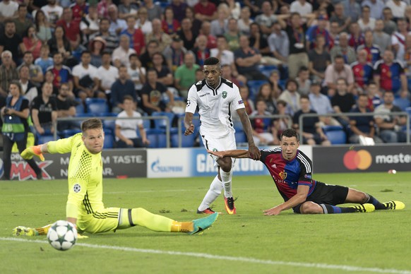 Ludogorets&#039; Jonathan Cafu, center, scores against Basel&#039;s goalkeeper Tomas Vaclik, left, andMarek Suchy, right, during an UEFA Champions League Group stage Group A matchday 1 soccer match be ...