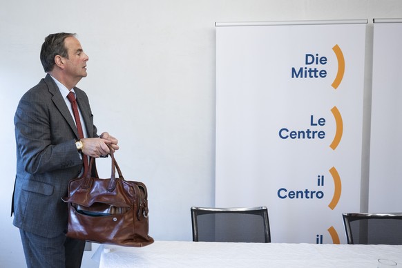 Parteipraesident Gerhard Pfister, Mitte-ZG, packt seine Sachen nach dem er seinen Ruecktitt als Parteipraesident auf Sommer 2025 bekannt egeben hat, am Montag, 6. Januar 2025, in Bern. (KEYSTONE/Peter ...