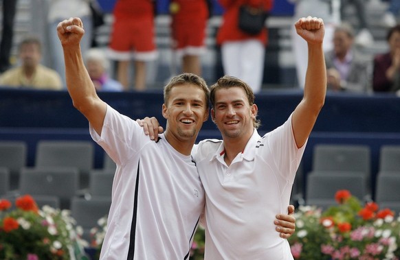 Die Schattenmänner von Federer und Wawrinka bejubeln 2009 in Gstaad ihren Titel in der Doppelkonkurrenz.