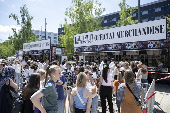 Fans, Swifties, warten geduldig in einer Schlange fuer Fanartikel der Saengerin Taylor Swift, aufgenommen am Montag, 8. Juli auf dem Turbinenplatz in Zuerich. Am 9. und 10. Juli gastiert der Amerikani ...