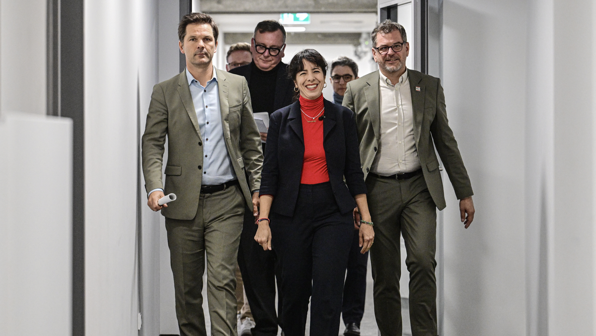 Regierungsbildung nach der Wahl zum Berliner Abgeordnetenhaus Werner Graf (l-r, Bündnis90 Die Grünen), Spitzenkandidat seiner Partei, Elif Eralp (Linke), Spitzenkandidatin ihrer Partei und Steffen Kra ...