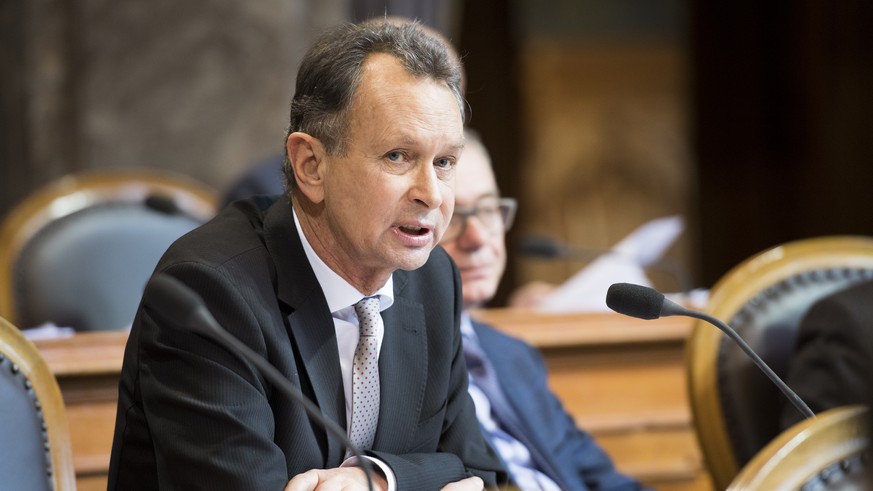 Philipp Mueller, FDP-AG, spricht waehrend der Diskussion zum Auslaendergesetz und der Steuerung der Zuwanderung und Vollzugsverbesserungen bei den Freizuegigkeitsabkommen, an der Wintersession der Eid ...