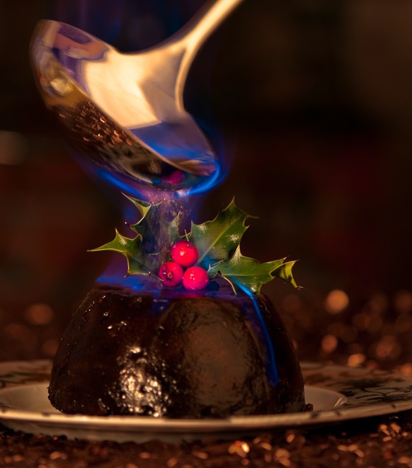 christmas pudding brandy flambiert dessert weihnachten essen food grossbritannien england shutterstock