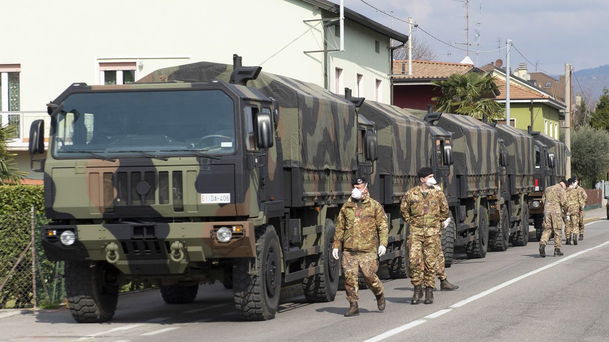epa08321399 Soldiers of Italian Army take charge of 45 coffins at San Giuseppe Church at Seriate (Bergamo), Italy, 25 March 2020. The coffins will be transported to Ferrara's crematorium. EPA/And ...