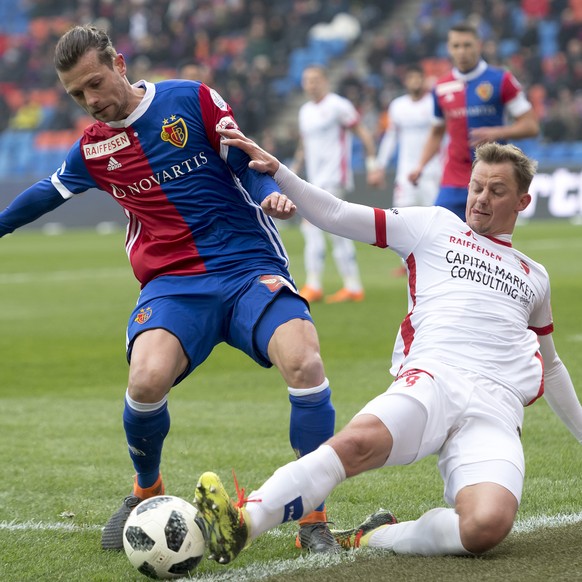 Basels Valentin Stocker, links, im Kampf um den Ball gegen Sions Andre Neitzke, rechts, im Fussball Meisterschaftsspiel der Super League zwischen dem FC Basel 1893 und dem FC Sion im Stadion St. Jakob ...