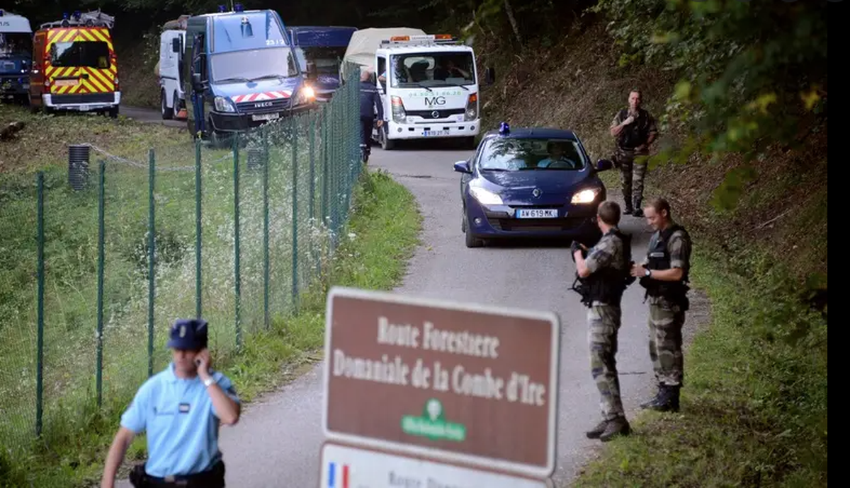 Que s'est-il passé sur ce chemin forestier de la commune de Chevaline? Dix ans après la tuerie qui a coûté la vie à quatre personnes, le mystère reste entier.