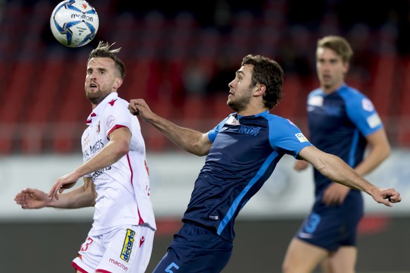 Le defenseur valaisan Ermir Lenjani, gauche, lutte pour le ballon avec le defenseur zuerichois Levan Kharabadze , droite, lors de la rencontre de football de Super League entre le FC Sion et le FC Zue ...